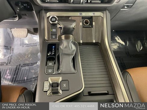 Used 2024 Lexus GX 550 w/ Accessory Package (2T) AWD/4WD image 38