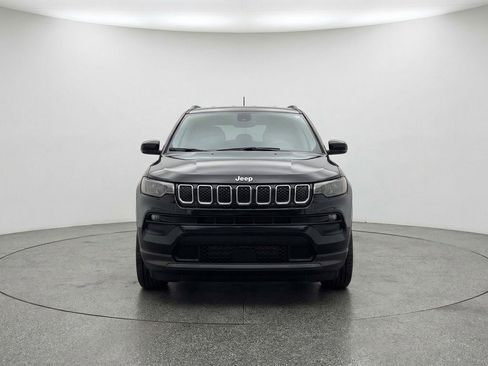 Used 2025 Jeep Compass Latitude image 2