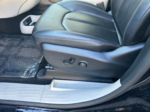 Used 2024 Chrysler Pacifica Touring-L image 17
