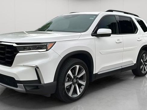 Used 2025 Honda Pilot Touring image 10