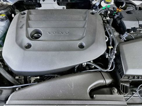 Used 2023 Volvo XC40 B5 Plus AWD/4WD image 9