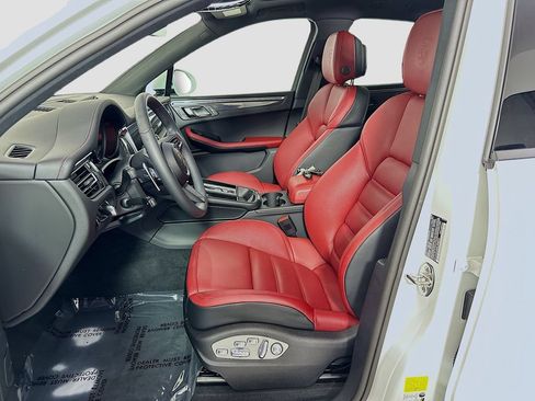 Certified 2025 Porsche Macan AWD/4WD image 5