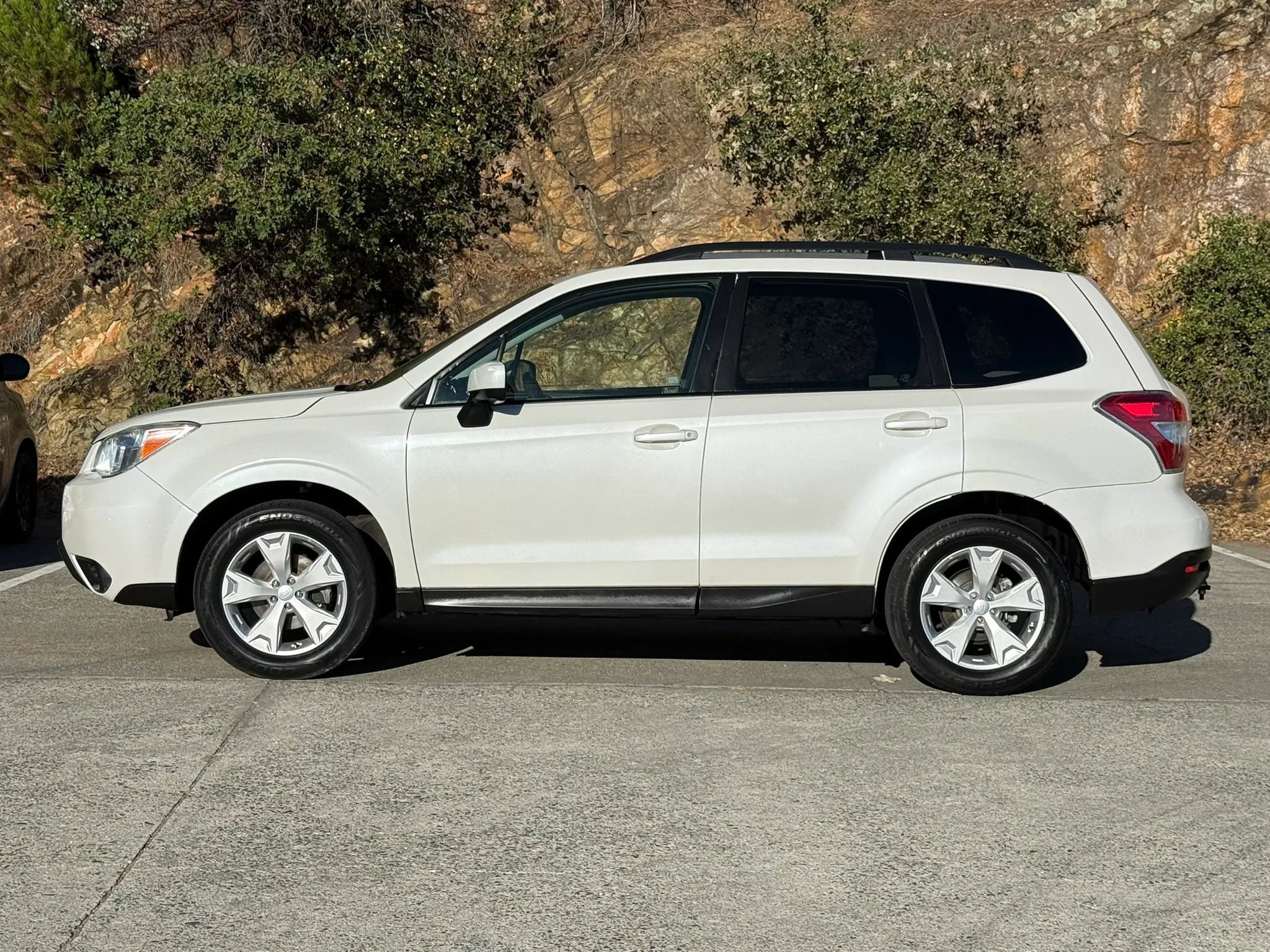 Used 2015 Subaru Forester 2.5i Premium AWD/4WD image 2