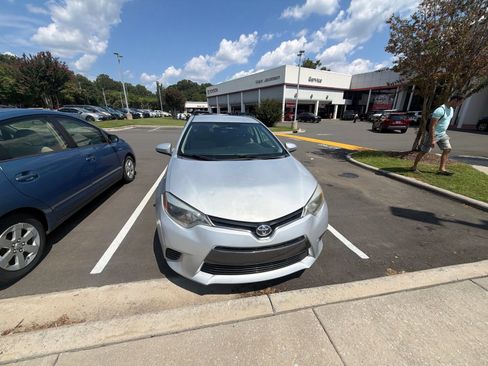 Used 2015 Toyota Corolla LE FWD image 2