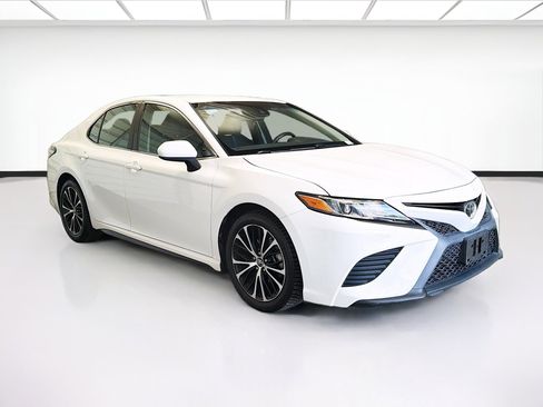Used 2018 Toyota Camry SE image 3
