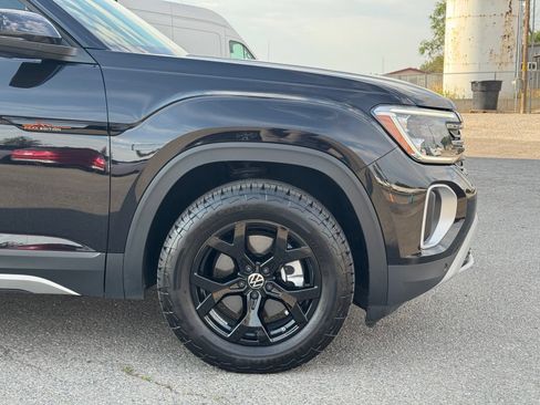 Used 2024 Volkswagen Atlas Peak Edition SE AWD/4WD image 3