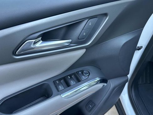 Used 2025 Chevrolet Traverse LT image 18