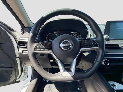 Used 2024 Nissan Altima 2.5 SR FWD image 11