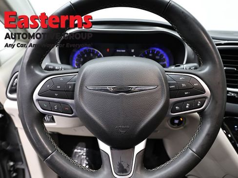 Used 2023 Chrysler Pacifica Touring-L FWD image 10