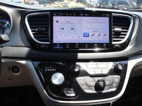 Used 2023 Chrysler Pacifica Touring-L FWD image 4
