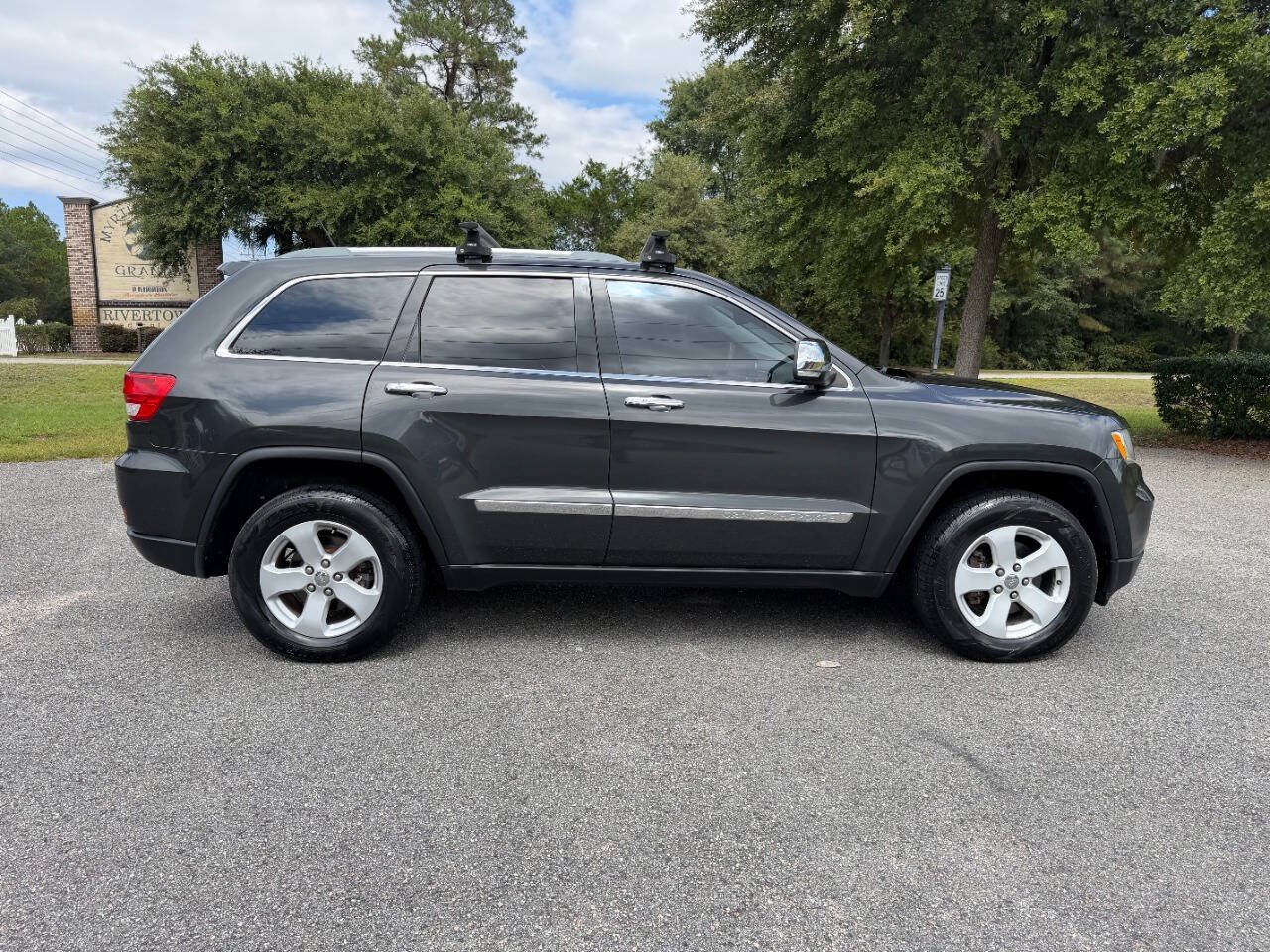 Used 2011 Jeep Grand Cherokee Overland AWD/4WD image 7