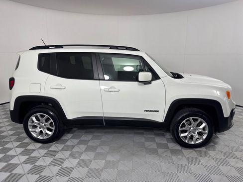 Used 2017 Jeep Renegade Latitude w/ Cold Weather Group image 4