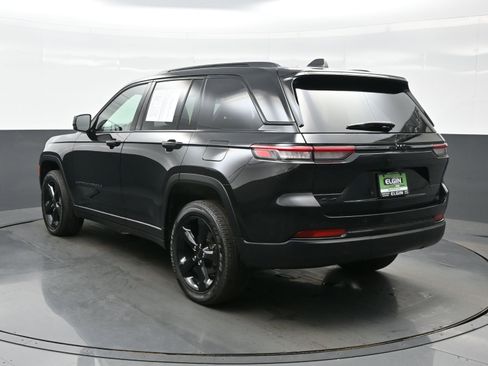 Used 2023 Jeep Grand Cherokee Altitude image 4
