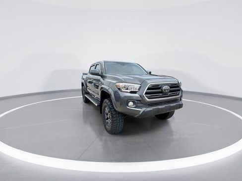 Used 2018 Toyota Tacoma SR5 RWD image 2