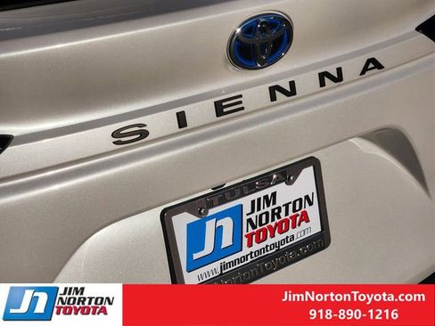 Used 2025 Toyota Sienna XLE image 12