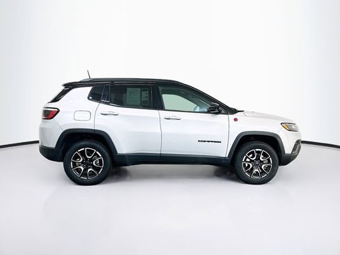 Used 2025 Jeep Compass Trailhawk AWD/4WD image 10