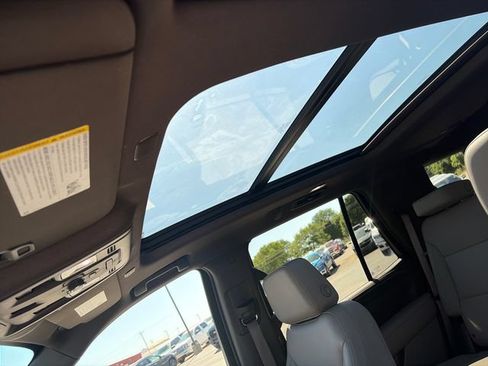 Used 2024 Chevrolet Tahoe Z71 w/ Luxury Package AWD/4WD image 20