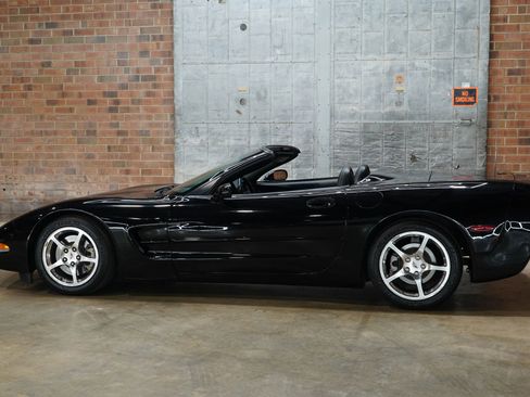 Used 2004 Chevrolet Corvette Convertible w/ Preferred Equipment Group image 11