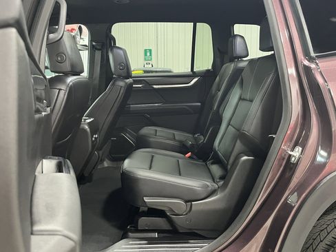 Certified 2025 GMC Acadia Elevation w/ Elevation Premium Package AWD/4WD image 9
