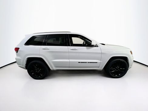 Used 2022 Jeep Grand Cherokee Laredo X AWD/4WD image 4