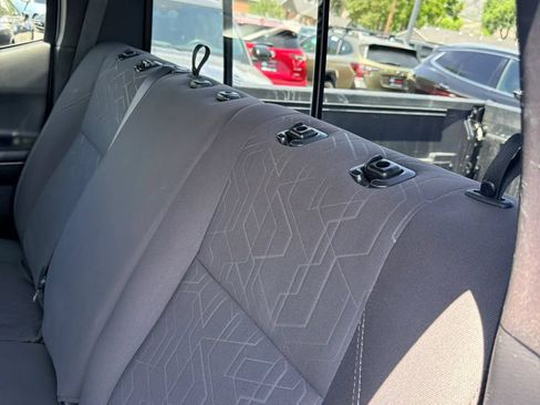Used 2017 Toyota Tacoma TRD Off-Road w/ Premium & Technology Package AWD/4WD image 28
