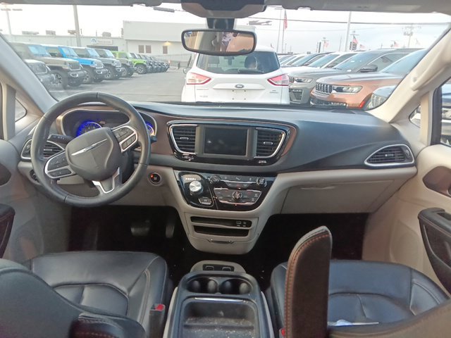 Used 2018 Chrysler Pacifica Touring-L w/ Tire & Wheel Group FWD image 5