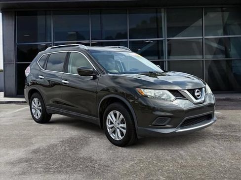 Used 2016 Nissan Rogue SV w/ SV Family Package FWD image 2