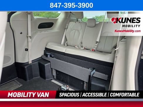 Used 2021 Chrysler Pacifica Touring-L w/ Uconnect Theater Family Group FWD image 17