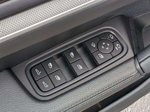 Certified 2025 Porsche Cayenne AWD/4WD image 24
