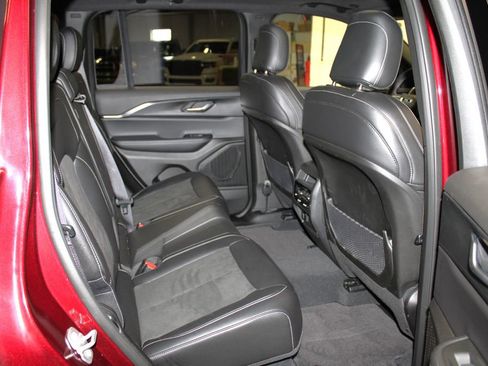 Used 2025 Jeep Grand Cherokee Altitude image 31