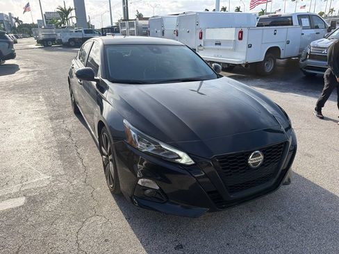Used 2022 Nissan Altima 2.5 SR w/ Midnight Edition Package FWD image 2