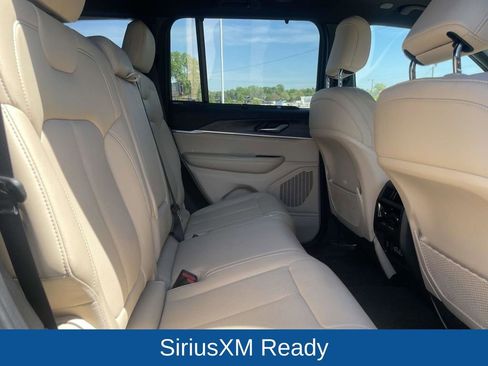 Used 2025 Jeep Grand Cherokee Limited w/ Luxury Tech Group II image 18