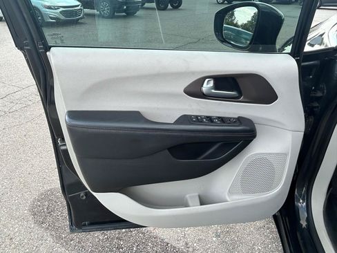 Used 2017 Chrysler Pacifica Touring-L FWD image 14
