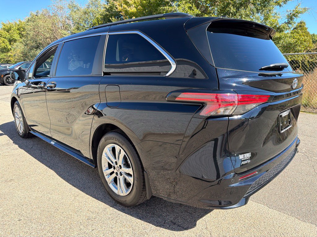 Used 2022 Toyota Sienna XSE AWD/4WD image 4