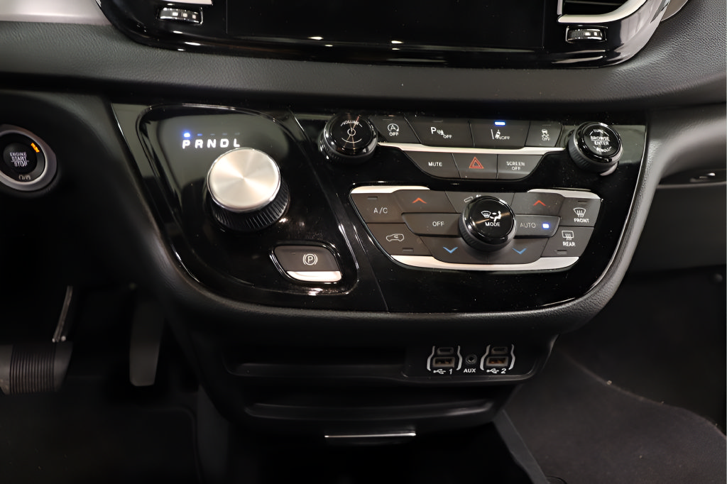 Used 2025 Chrysler Pacifica Select FWD image 9