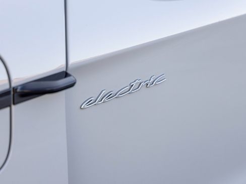 Used 2025 Porsche Taycan 4S image 18