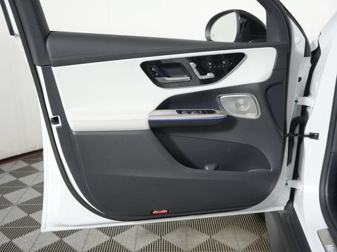 Used 2025 Mercedes-Benz GLC 350e 4MATIC image 24