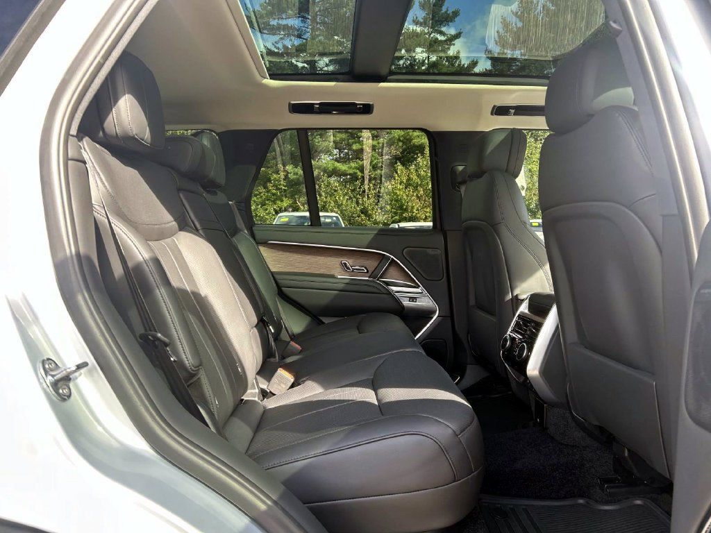 Used 2025 Land Rover Range Rover SE AWD/4WD image 17