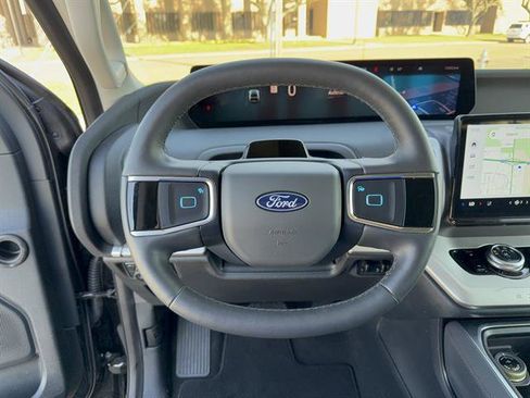 Used 2025 Ford Expedition Active image 12