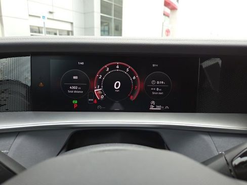 Used 2025 Volkswagen Tiguan SE AWD/4WD image 13
