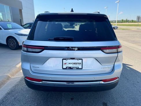 Used 2023 Jeep Grand Cherokee Laredo AWD/4WD image 43