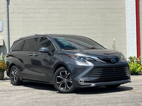 Used 2025 Toyota Sienna Platinum AWD/4WD image 1