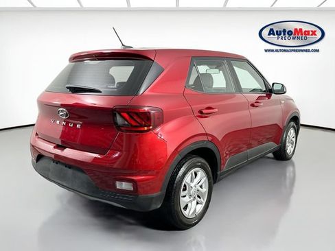 Used 2024 Hyundai Venue SE FWD image 2