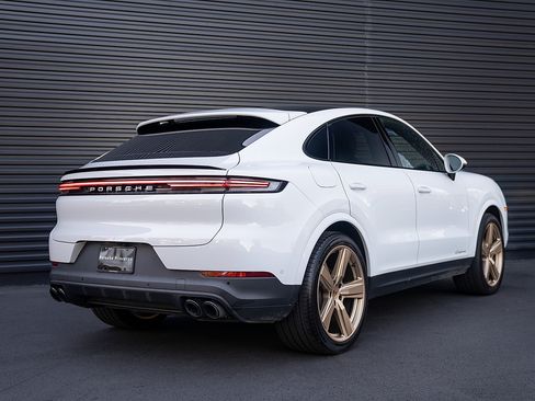 Certified 2025 Porsche Cayenne GTS AWD/4WD image 29
