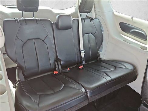 Used 2022 Chrysler Pacifica Touring-L FWD image 19