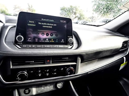 Used 2025 Nissan Rogue S image 23