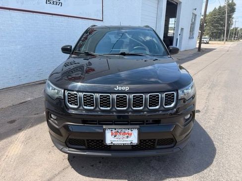 Used 2024 Jeep Compass Latitude AWD/4WD image 2