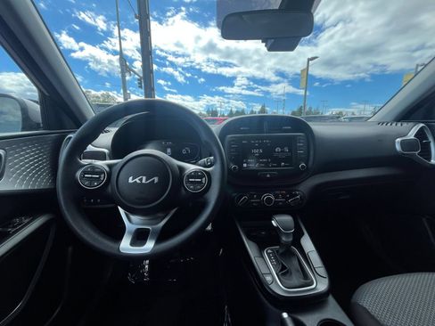 Used 2025 Kia Soul LX w/ LX Technology Package FWD image 32