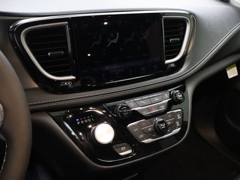 New 2026 Chrysler Pacifica Select image 18