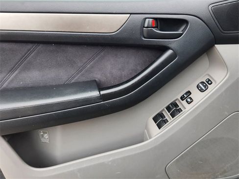 Used 2004 Toyota 4Runner Limited image 16